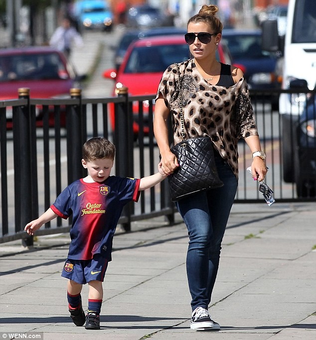 Cách đây không lâu, Kai cũng mặc áo của Barca cùng mẹ tung tăng dạo phố...